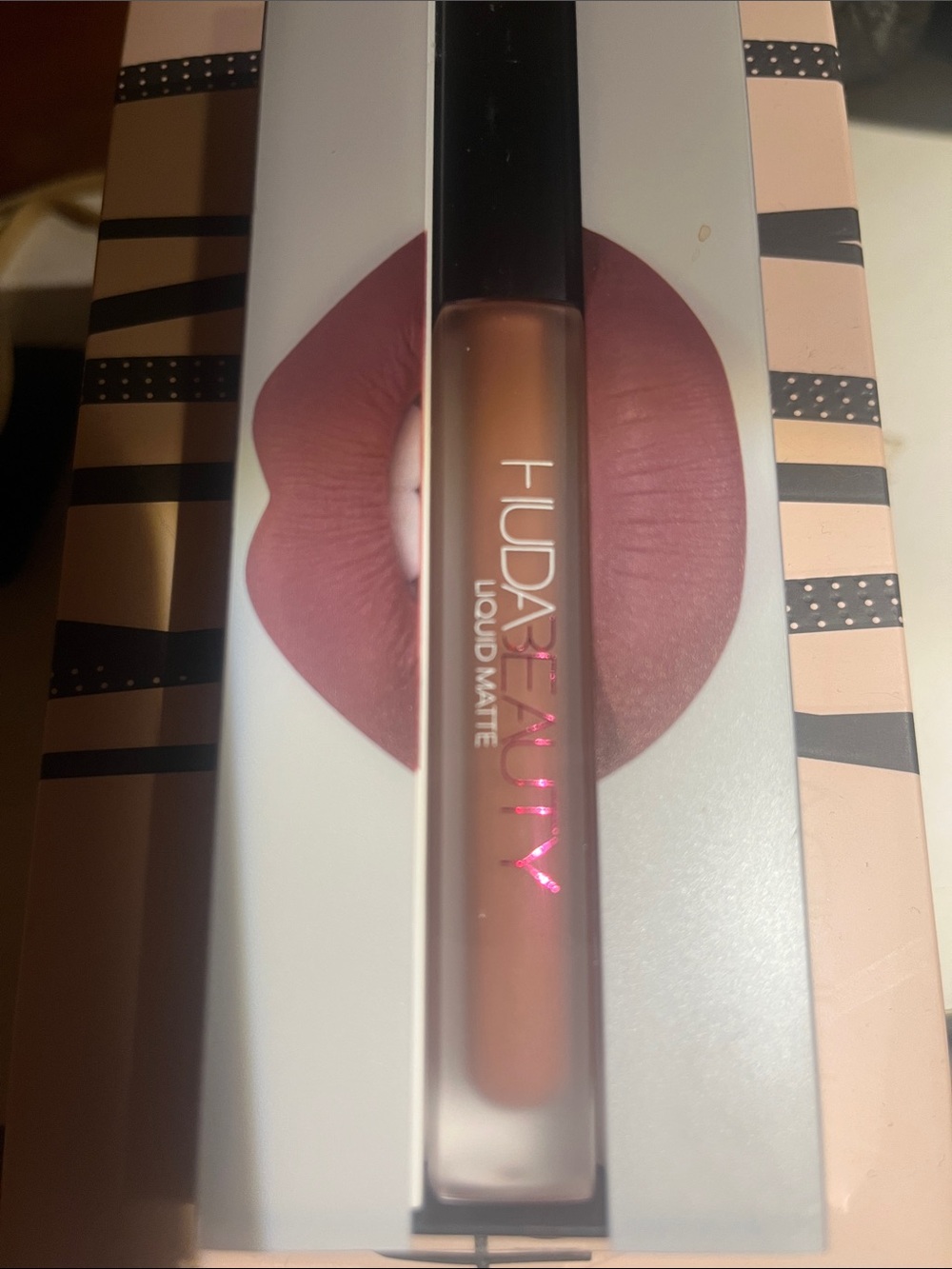 HUDA BEAUTY Liquid Matte Lipstick - Warm Brown Nude VENUS